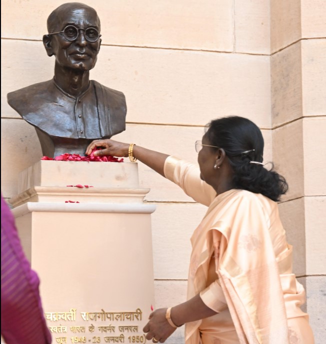 President Droupadi Murmu Unveils Bust of Chakravarti Rajagopalachari at Rashtrapati Bhavan
